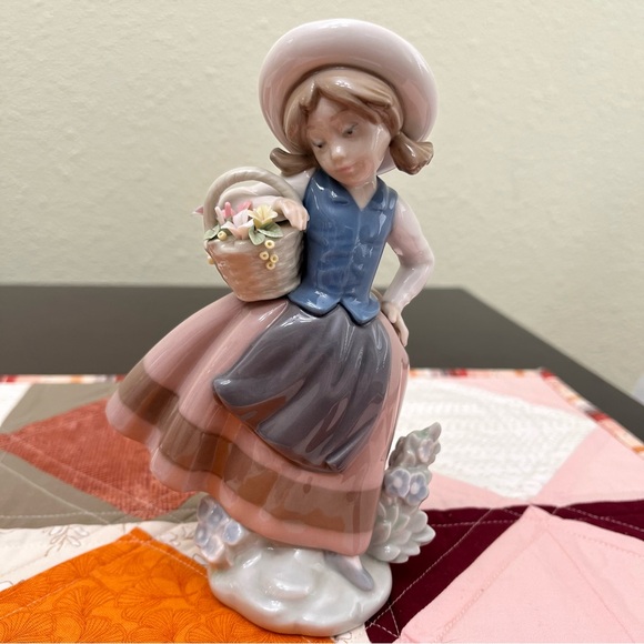 Lladro Sweet Scent LINDA CON CESTA Girl With Flowers Figurine - #5221